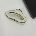 Dettaglio del fermaglio per capelli in acetato a nuvola con bordo nero e incisione - Bianco