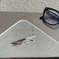 Detailansicht der silbernen Punk-Dolch-Haarspange mit Strass und rosa Kristall - Messer-Stil