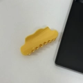 Dettaglio di un fermaglio per capelli giallo a forma di nuvola con finitura lucida - Giallo