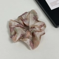 Detalle de un coletero grande de satén con estampado de acuarela y textura sedosa - Rosa