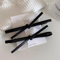 Lot de deux barrettes à cheveux avec nœud en similicuir noir sur carte de présentation chic - Noir