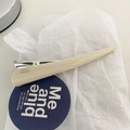 Eleganter cremefarbener Acetat Haarclip mit Sunshine Handmade Schriftzug auf weißem Papier - Beige