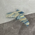 Détail de la grande pince à cheveux en acétate avec motif marbre bleu et logo doré - Bleu et Blanc