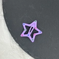 Dettaglio della clip per capelli viola a forma di stella con puntini colorati - Viola