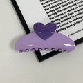 Detalle macro de la pinza para el pelo con corazón púrpura claro y acabado pulido liso - Morado