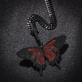 Hiphop vlinderketting met zwarte en rode kristallen aan een zilveren cubaanse schakel - Kettingset / Oranje Zwart En Gun Black Koperen Cubaanse Ketting
