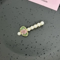 Détail d'une pince à cheveux vintage dorée avec perles et pendentif fleur séchée - Style D