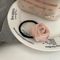 Rosafarbener Haargummi aus Satin-Rose mit Seidentextur und schwarzem Elastikband - Haargummi