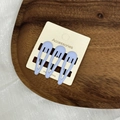 Tre fermagli per capelli a goccia in metallo lilla su un vassoio di legno decorativo - Blu