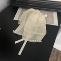 Dettaglio elegante fermaglio per capelli a fiocco in rete con bordo in perle bianche - Bianco Sporco