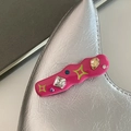 Detalle de pinza para el pelo rosa ondulada estilo Y2K con diamantes en bolso plateado - Onda Rosa Rojo