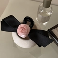 Haarklammer mit rosa Seidenrose und schwarzer Satinschleife auf weißem Steinsockel - Satin Rose Haarkralle Stil