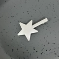 Dettaglio del fermaglio a stella argento con texture metallica spazzolata e clip - Argento Bianco