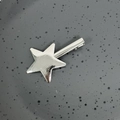 Macro della molletta a stella argento con texture in metallo spazzolato e chiusura a becco - Argento Lucido