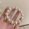 Eleganter Perlen-Haargummi und Armband mit 14 weißen Perlen und goldfarbenen Details - Glatte Runde Perle Stil