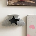 Nahaufnahme der silbernen Glitzer-Haarklammer mit schwarzem Stern und poliertem Finish - Silbergrau