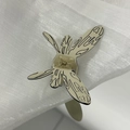Detailansicht der cremefarbenen Schmetterlings-Haarklammer mit schwarzer Textur - Cremeweiß