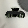Detail der tulpenförmigen Haarklammer aus Acetat in Schwarz und Dunkelgrün - Dunkelgrün