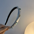 Dettaglio del cerchietto argento con strass quadrati colorati e fodera interna antiscivolo - Stile Pietra Colorata
