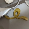 Grande pince à cheveux ambre translucide avec ressort doré et design torsadé minimaliste - Jaune