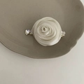 Detail einer handgefertigten weißen Gazen-Rosen-Haarklammer mit Herz-Strass auf Tablett - Milchweiß