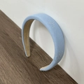 Detaillierte Makroansicht des hellblauen Denim-Haarreifs mit funkelnden Strasssternen - Haarreif / Hellblaues Stirnband