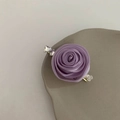 Detailaufnahme der lila Stoffrose-Haarklammer mit feiner Emaille-Verzierung und Blüten - Lila