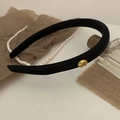 Detalle de diadema de tela negra con un botón decorativo redondo de metal dorado antiguo - Pequeño
