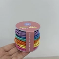 Vue détaillée d'élastiques à cheveux multicolores vibrants en six teintes vives - Multicolore