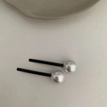 Minimalistische zwarte haarklem met zilveren spiegelende metalen bollen details - Parelstijl / Parelen paar