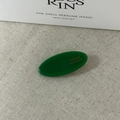 Détail de la pince à cheveux ovale en acétate vert foncé avec lettrage doré France - Vert