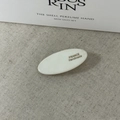 Détail de la barrette ovale en acétate blanc avec lettrage noir FRANCE Handmade - Blanc