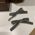Paire élégante de barrettes à nœud en velours gris avec un style vintage minimaliste - Gris