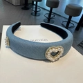 Serre-tête en denim bleu rembourré avec ornement cœur en perles style vintage - Bleu Denim