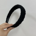Vista detallada de la diadema trenzada negra con la etiqueta textil hecha a mano - Negro