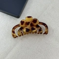 Detailed view of the 3D flower-shaped hair claw clip with tortoise leopard pattern - Matte Floral Style