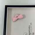Detail der rosa Kronen-Bogen-Haarklammer mit Perlen auf einem Leinwand-Display-Tablett - Hellrosa