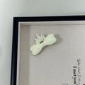 Detailansicht der cremefarbenen Herz-Schleife-Haarklammer mit einer Perlenkrone - Milchweiß