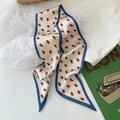 Nahaufnahme eines langen Seidenschals mit kleinen Erdbeerdrucken und blauem Rand - Erdbeerdruck