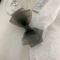 Detailansicht der dunkelgrauen Organza-Haarschleife mit feiner, transparenter Textur - Graugrün