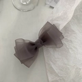 Detail einer mehrlagigen Organza-Haarspange mit Schleife in Salbeigrün und Grau - Dunkelgrau
