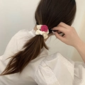 Elegante coletero de satén crema con un amuleto de corazón magenta en una coleta - Blanco Crema con Corazón Rosa