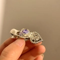Dettaglio del fermaglio per capelli Y2K con doppio cuore di strass e cristalli - Zircone Bianco
