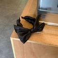 Cerchietto elegante in raso nero per donna con un fiocco annodato dal design raffinato - Nero