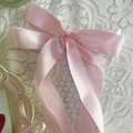 Accessoire cheveux noeud en ruban satin rose pâle avec une texture de soie lisse - Barrette / Pince à Cheveux Rose