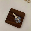 Vista dettagliata del fermaglio per capelli a fiori blu cobalto con perle su vassoio - Stile Stampato Tondo (XY-1134)