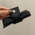 Eleganter schwarzer doppellagiger Haarschleifenclip mit gewellten Netzkanten auf Karte - Schwarz