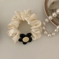 Elegante crème satijnen haarelastiekje met zwart en goudkleurig bloemdetail voor dames - Off-wit