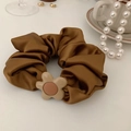 Elegante bruine satijnen scrunchie met een crème bloem en een zijdeachtige glans - Bruin