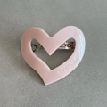 Dettaglio molletta a cuore rosa crema con marchio Laymood inciso e clip metallica argento - Rosa